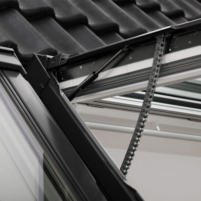 velux-elektromosan-felnyilo-muanyag-tetoablak